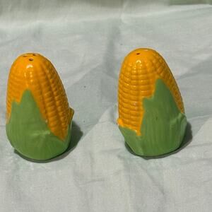 Vintage corn on the cob salt & pepper shakers. Hand painted. 
Cute at your BBQ